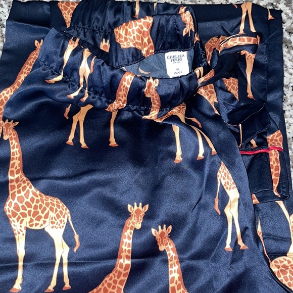 Chelsea Peers • Giraffe Print Pajama Set - Picture 5 of 5